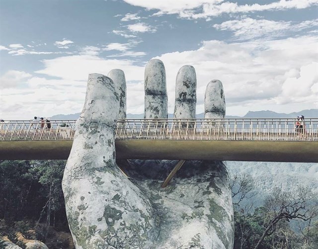 Ngắm cảnh từ cây cầu vàng được nâng đỡ bởi đôi bàn tay khổng lồ ở Đà Nẵng - 7