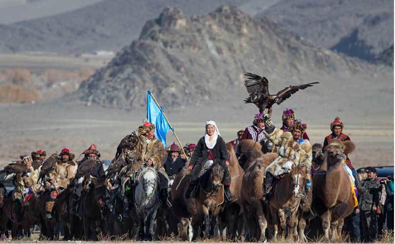 Vẻ đẹp dũng mãnh của các thiếu nữ săn đại bàng Mông Cổ - 9