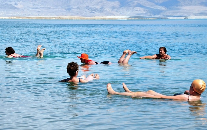 Biển Chết không chìm, nhưng vì sao rất ít người đến đây bơi? - 1
