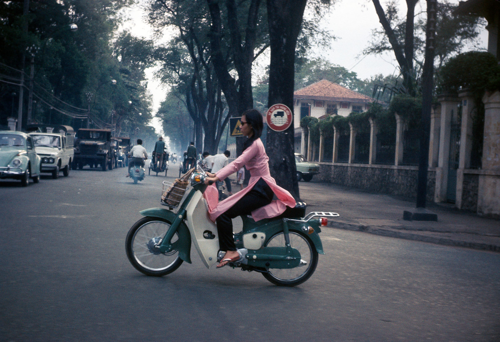 60 tấm ảnh màu đẹp nhất của đường phố Saigon thập niên 1960-1970 - 68
