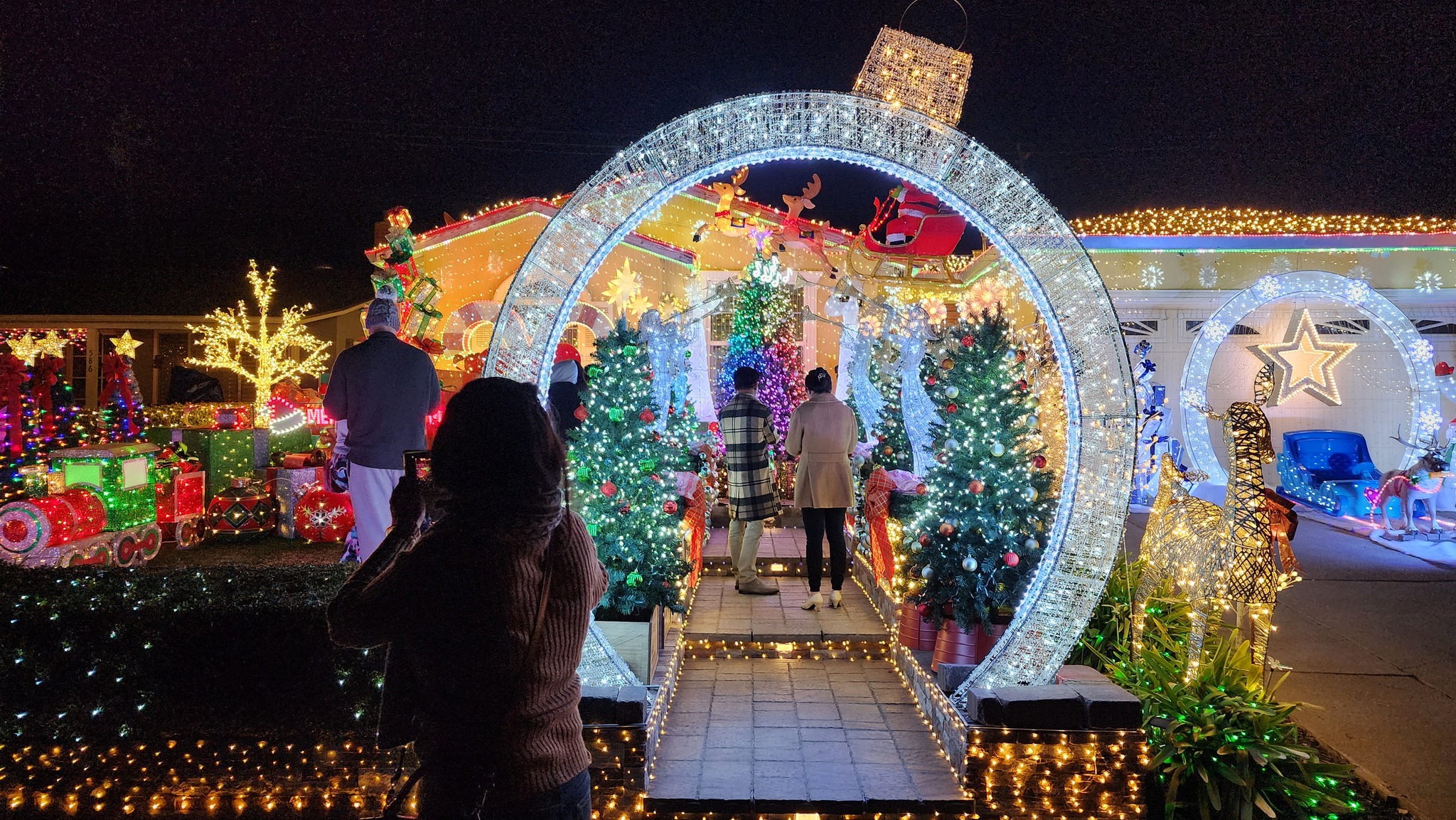 Ngôi nhà trang trí Noel đẹp như Thiên đường ở San Jose - 4