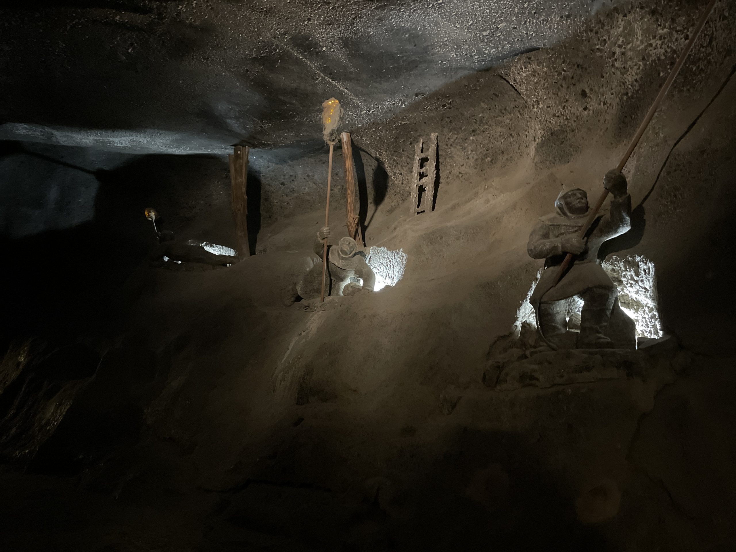Hai giờ dưới mỏ muối 800 năm tuổi ở Ba Lan - 10
