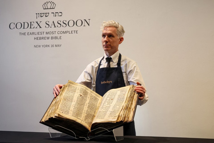 Cuốn Kinh thánh Do Thái cổ nhất thế giới được bán với giá 38,1 triệu USD - 1
